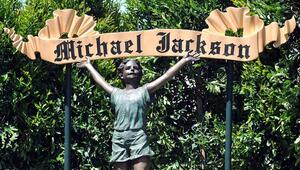 Eine Statue aus Michael Jacksons Neverland-Ranch.