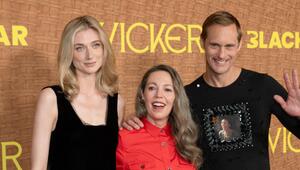 Elizabeth Debicki, Olivia Colman und Alexander Skarsgård strahlen auf dem roten Teppich ...