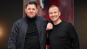 Tim Mälzer (l.) dankt Tim Raue.