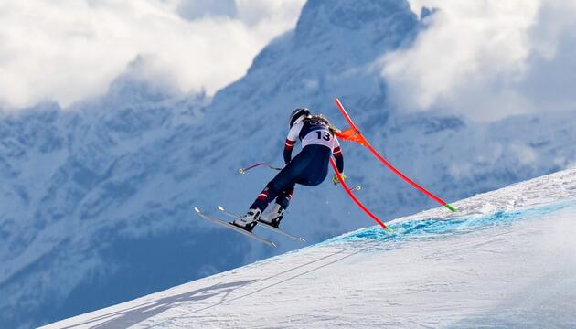 Lindsey Vonn blieb bei der Abfahrt an einem der Tore hängen und verletzte sich bei einem Sturz ...