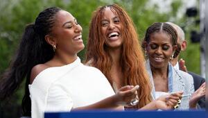 Sasha (links) und Malia Obama bei der Eröffnung des Obama Presidential Center.
