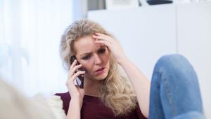 Eine Frau telefoniert besorgt mit dem Handy
