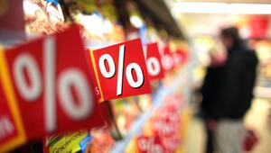 Prozentzeichen hängen in einem Supermarkt an Regalen