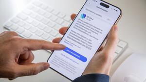 Ein Mann startet ein Softwareupdate auf einem iPhone