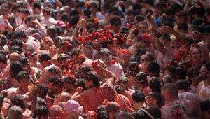 "La Tomatina": Tomatenschlacht in Spanien