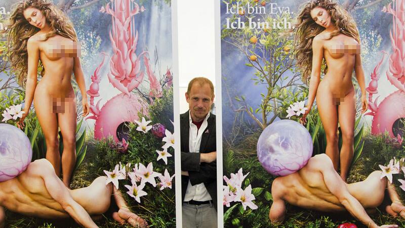 Life-Ball-Organisator Gery Keszler posiert mit den Plakaten.