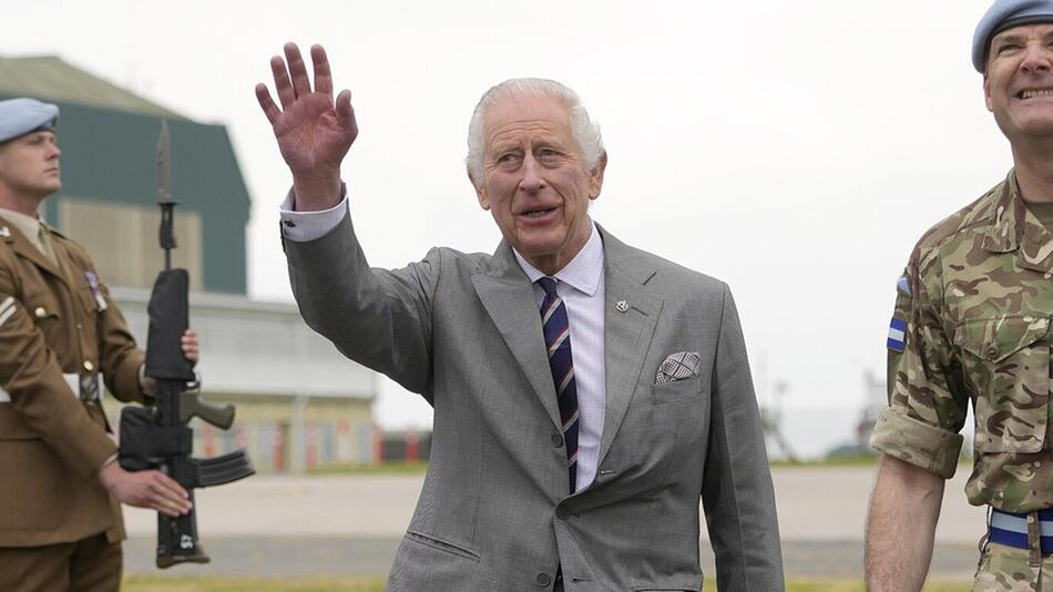 Beim Besuch des Army Aviation Centre in Hampshire enthüllte König Charles III. ein privates ...