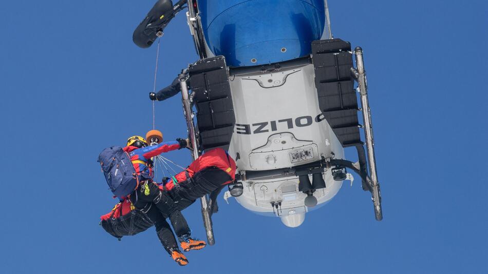 Ein Polizeihubschrauber bei einem Bergungseinsatz