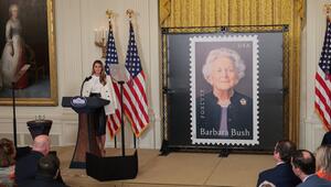 US-First-Lady Melania Trump enthüllt Briefmarke zu Ehren von Barbara Bush.
