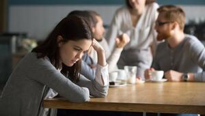 Mädchen sitzt traurig am Esstisch