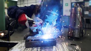 Eine Auszubildende zum Schweißer arbeitet einem Stück Metall