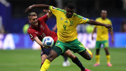 Teboho Mokoena und Michal Sadilek kämpfen um den Ball.