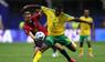 Teboho Mokoena und Michal Sadilek kämpfen um den Ball.