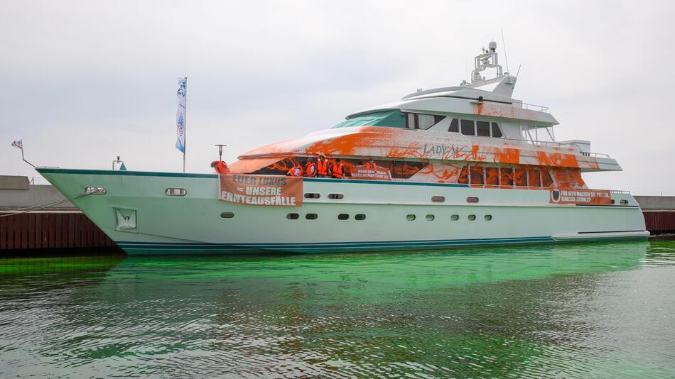 "Letzte Generation" besprüht Luxus-Yacht mit Farbe