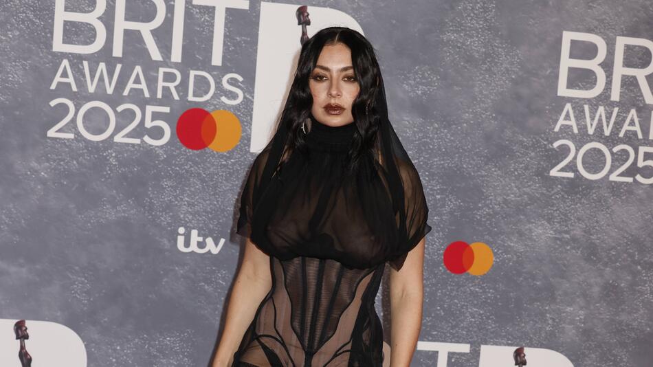 Charli XCX im Naked Dress bei den Brit Awards.