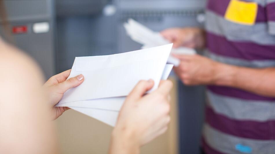Ein Paar am Briefkasten