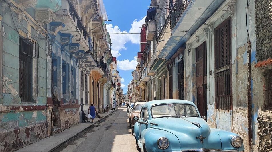 Oldtimer steht in einer Straße im Zentrum von Havanna