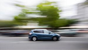 Auto fährt innerorts über eine Straße