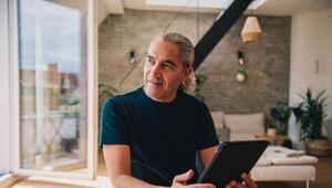 Ein Mann nutzt ein Tablet