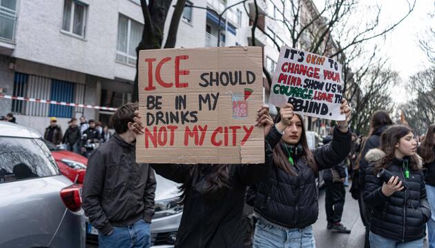 Studenten protestieren in Mailand gegen den ICE-Einsatz.