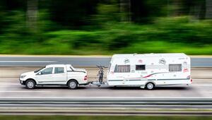 Ein Wohnwagen fährt auf der Autobahn