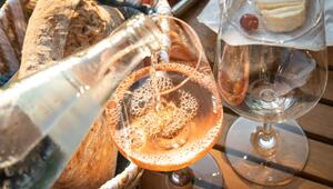 Weinschorle mit Rosé und Mineralwasser