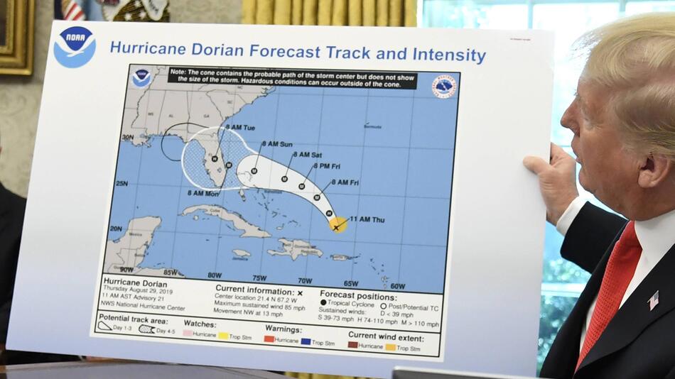 Donald Trump, USA, Weißes Haus, Wahington, Hurrikan, Dorian, Karte, Vorhersage, Alabama