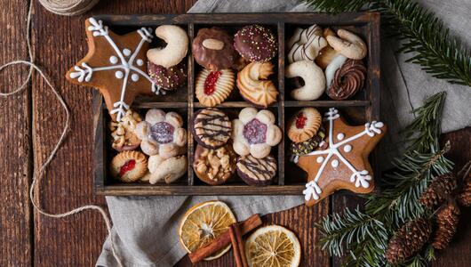 Plätzchen-Auswahl mit Weihnachtsdekoration