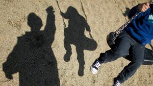 Ein Erwachsener schubst die Schaukel eines Kindes an