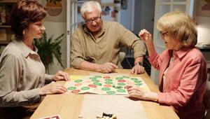 ältere Menschen spielen ein Spiel