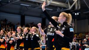 Antje Döll (r)