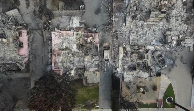 Flug über Ruinen: Häuser im Süden Kaliforniens völlig niedergebrannt