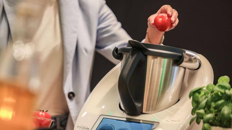 Frau befüllt einen Thermomix