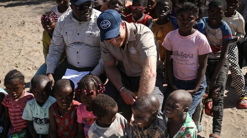 Prinz Harry spricht mit Kindern in einem angolanischen Dorf.