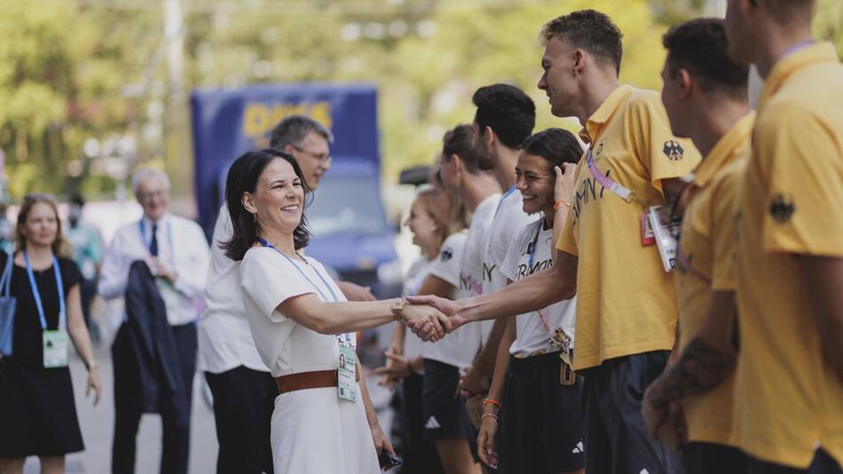 Annalena Baerbock hat sich in Paris mit deutschen Athletinnen und Athleten getroffen.