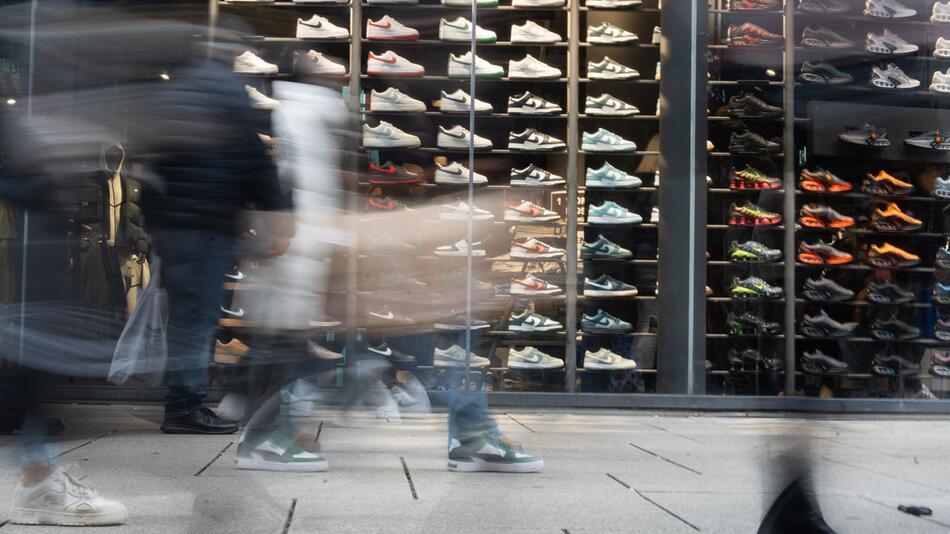 Shopping auf der Frankfurter Einkaufsstraße Zeil