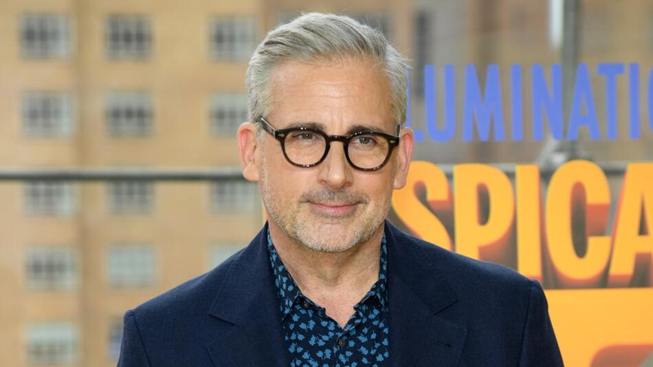 Hollywoodstar Steve Carell unterstützt Schülerinnen und Schüler.