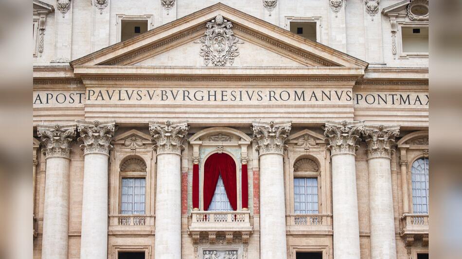 Wann präsentiert sich ein neuer Papst auf dem Balkon der St. Peter s Basilica?