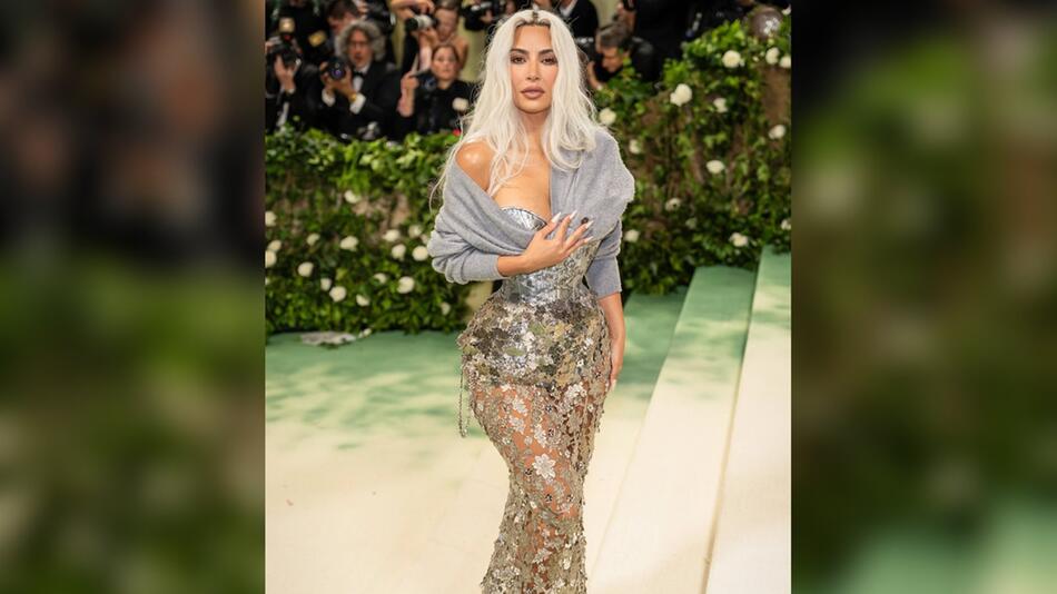 Für die Met Gala 2024 legte Kim Kardashian ebenfalls ein enges Korsett an.