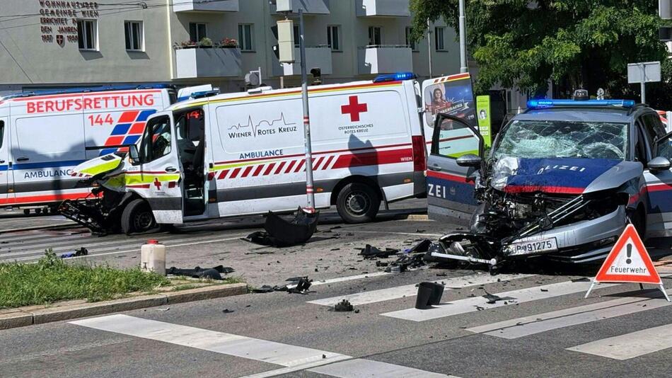 Zusammenstoß eines Streifenwagens und eines Rettungsautos in Wien