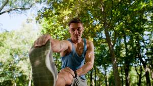 Sportler dehnt sich im Park