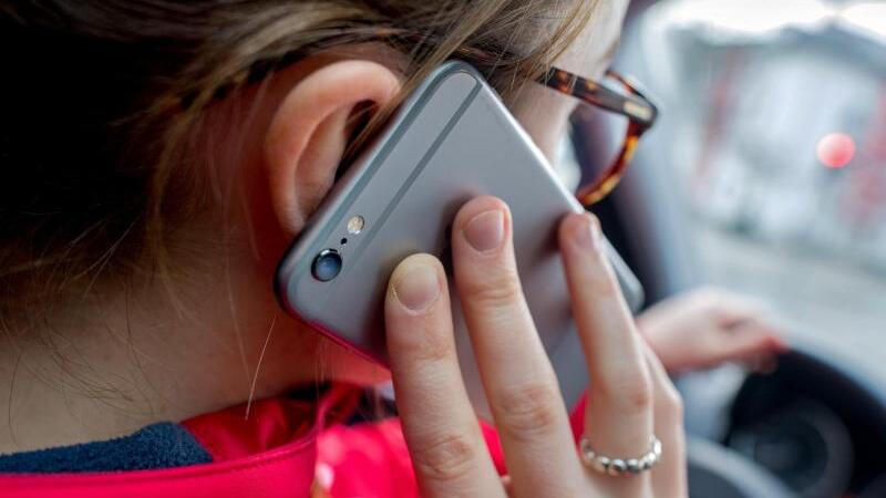 Frau mit Smartphone