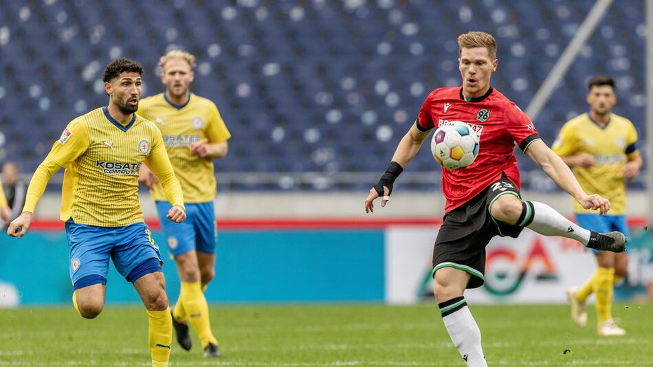 Braunschweigs Fabio Kaufmann und Hannovers Marcel Halstenberg kämpfen um den Ball.