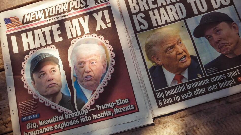 Zeitungen mit Bildern von Musk und Trump