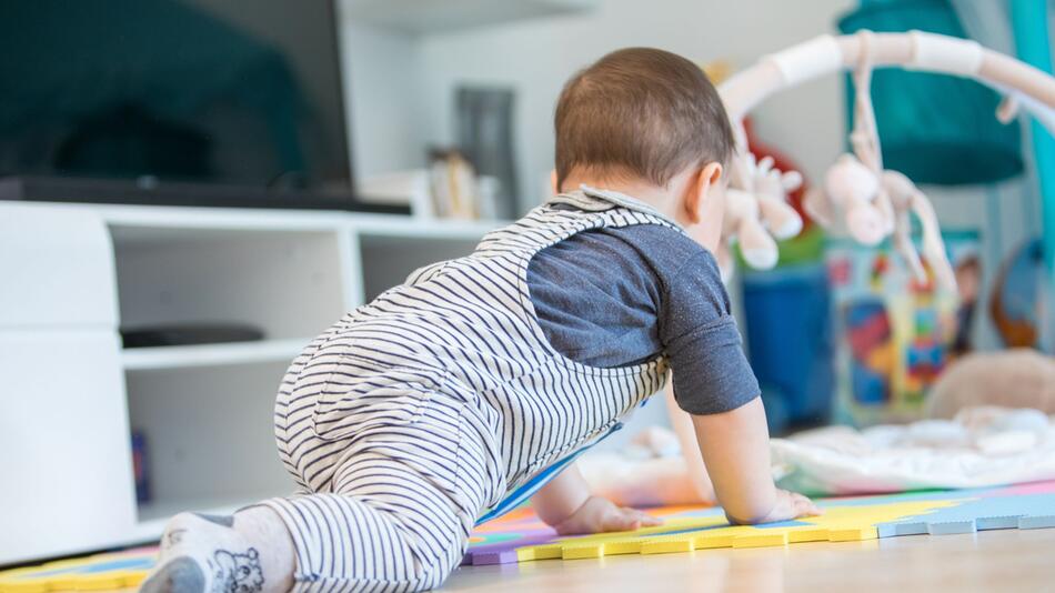 Ein Baby krabbelt durch ein Zimmer