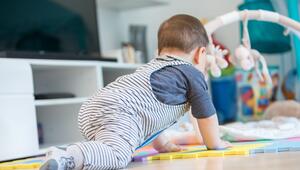 Ein Baby krabbelt durch ein Zimmer