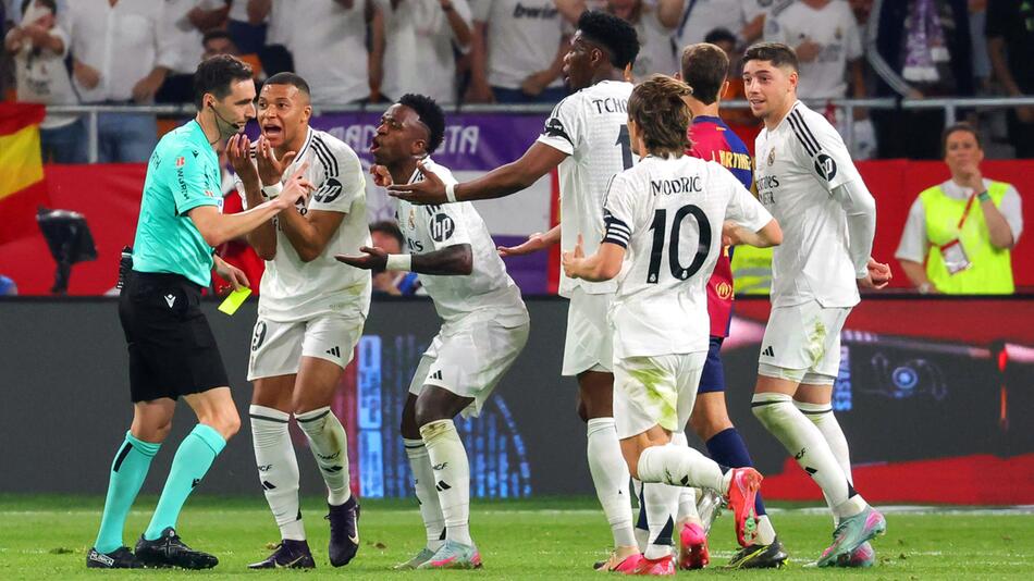 Real Madrid mit dem Schiedsrichter
