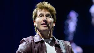 Der britische Sänger James Blunt bei einem Auftritt.