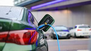 Elektroauto lädt an Ladesäule