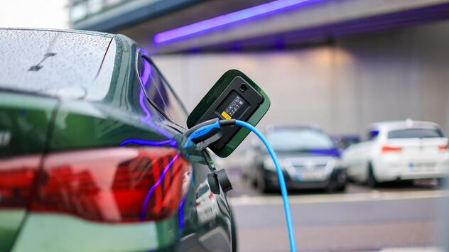 Elektroauto lädt an Ladesäule